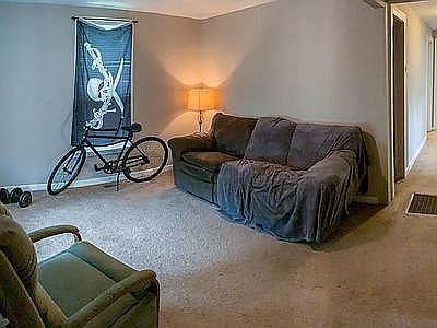 3rd image of 3923 Ivy Ave