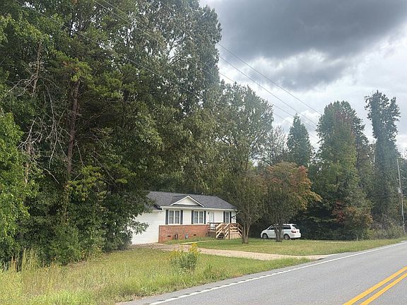 3rd image of 704 Jameson Rd