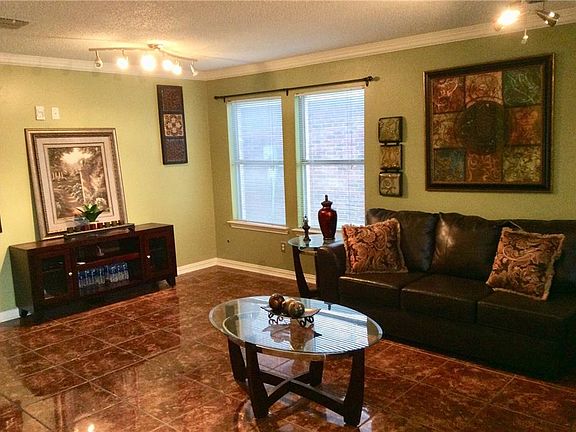 3rd image of 104 Hideaway Cir