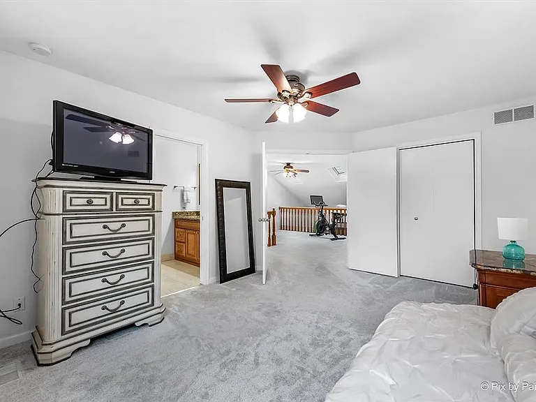 650 Hillview Ct — Photo 18