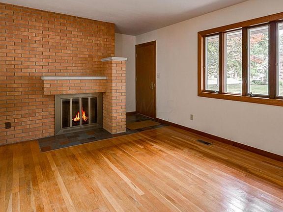 4th image of 1095 Sunny Hill Dr