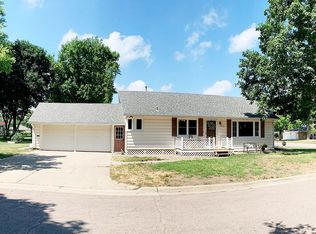 249 8th St NE, Sioux Center, IA 51250