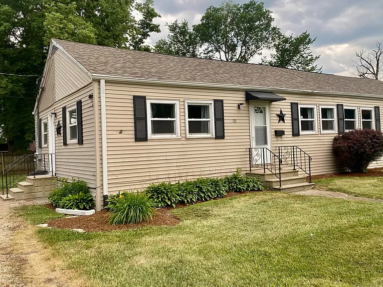 715 E Joliet St — Photo 12