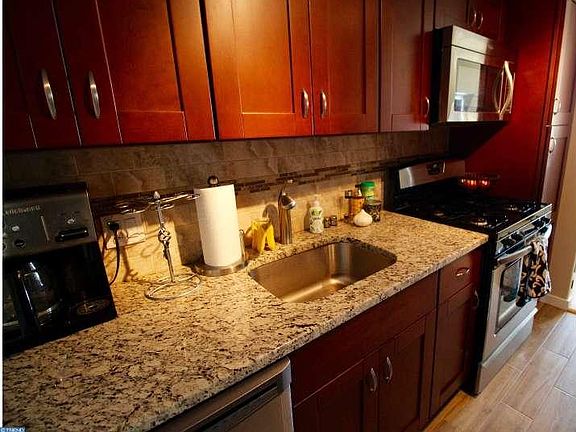 5th image of 604-36 S Washington Sq #1811