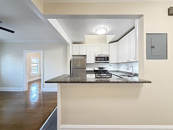 2nd image of 809 Elm St Unit 5