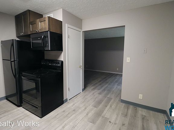 3rd image of 922 A St APT 1