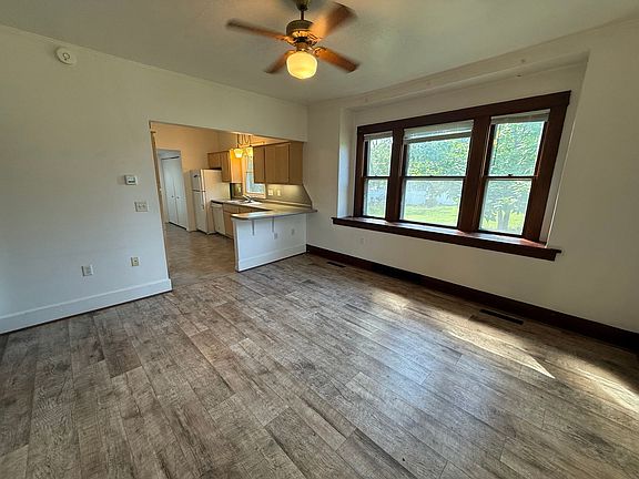 3rd image of 215 Jackson Ave