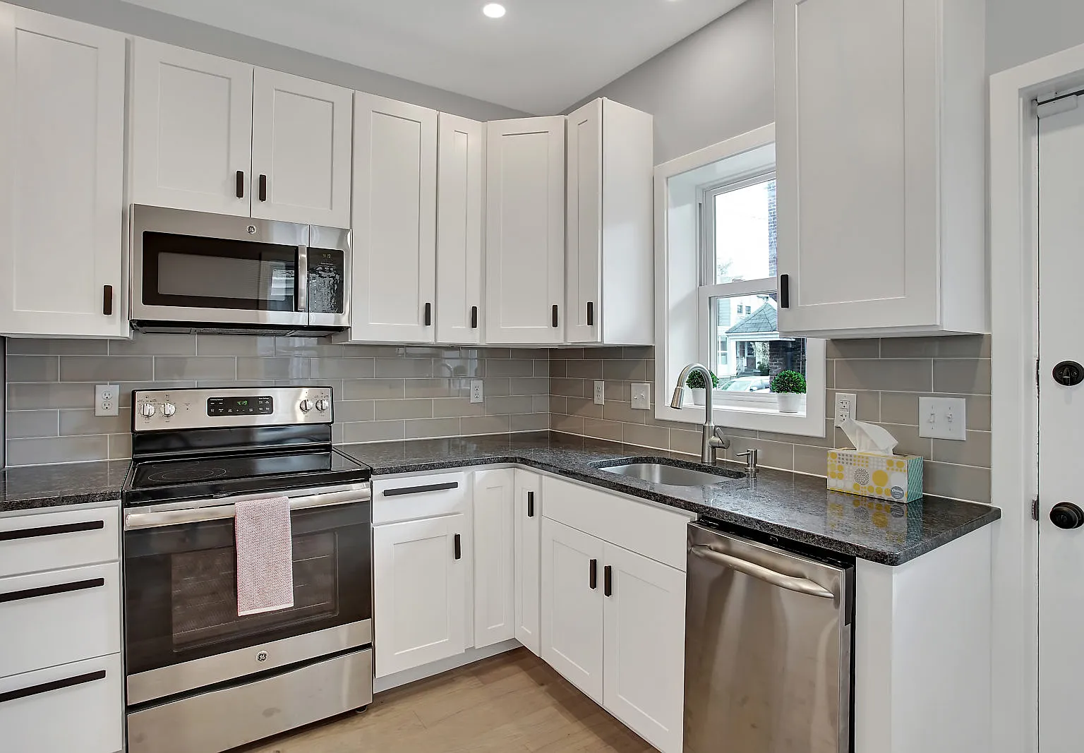 3 bed, 1100 sqft, $1,850 — Photo 4