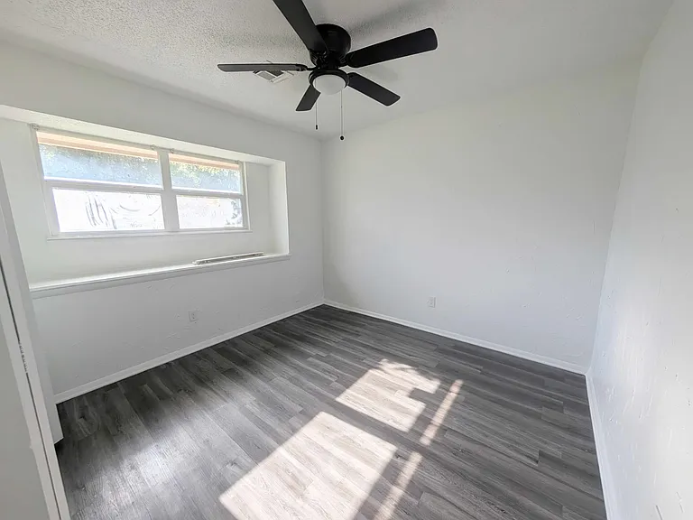 407 Lotus Ave — Photo 12