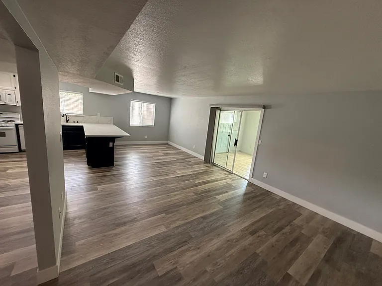 907 Elm St — Photo 14
