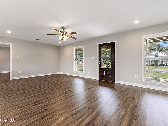 3rd image of 121 Cottage Oaks Dr