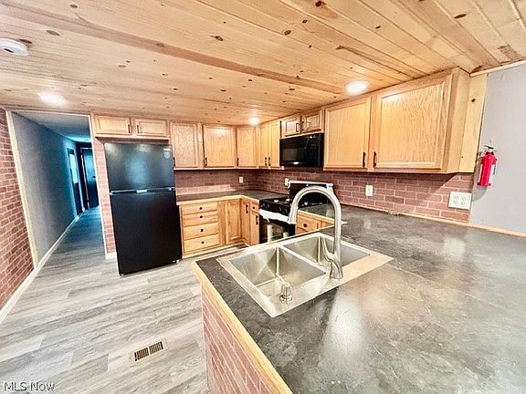 3rd image of 604 E Dr NE