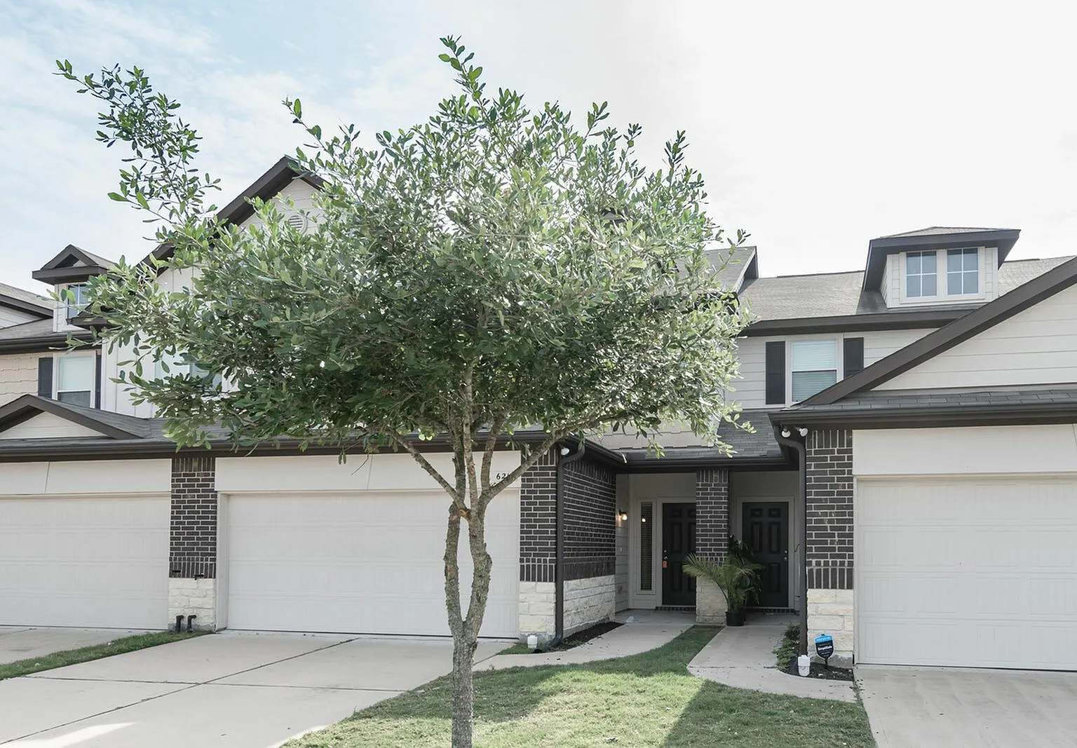 Brenwood Circle Townhomes — Photo 1