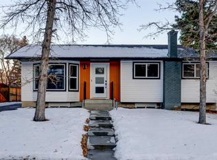 392 W Cantrell Dr SW, Calgary, AB T2W 2E4