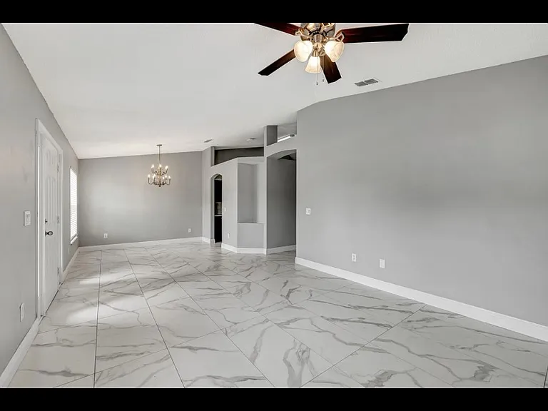 2878 SE East Blackwell Dr — Photo 3