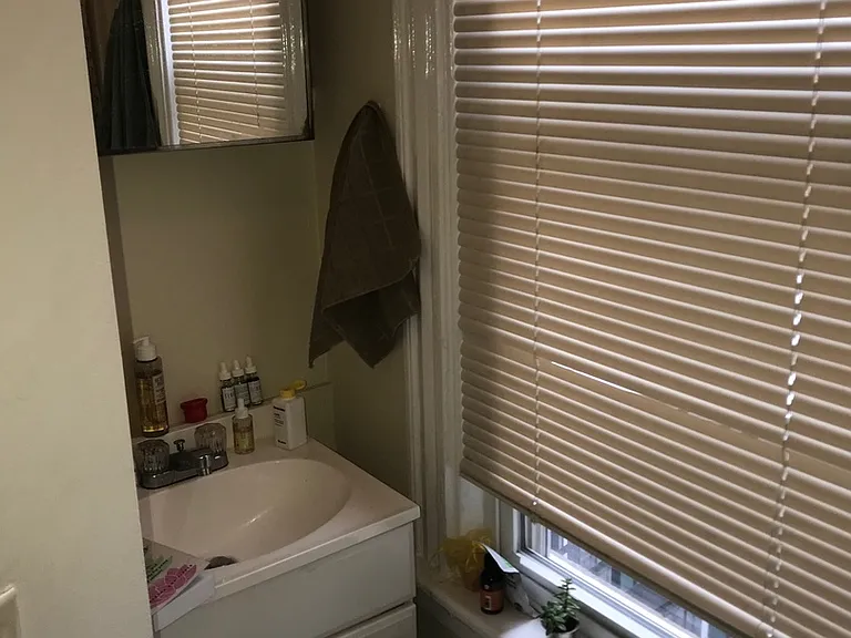 131 Howe St — Photo 5
