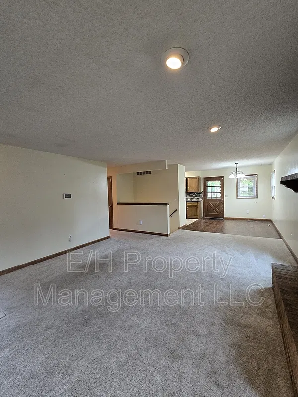 3 bed, 2.0 bath, 1700 sqft, $1,750 — Photo 3