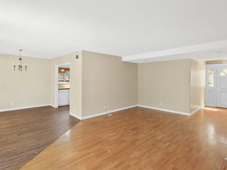 352 S Pine St — Photo 22