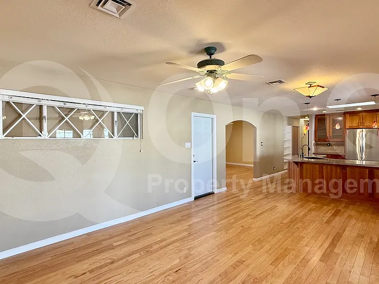104 E Taylor St — Photo 6