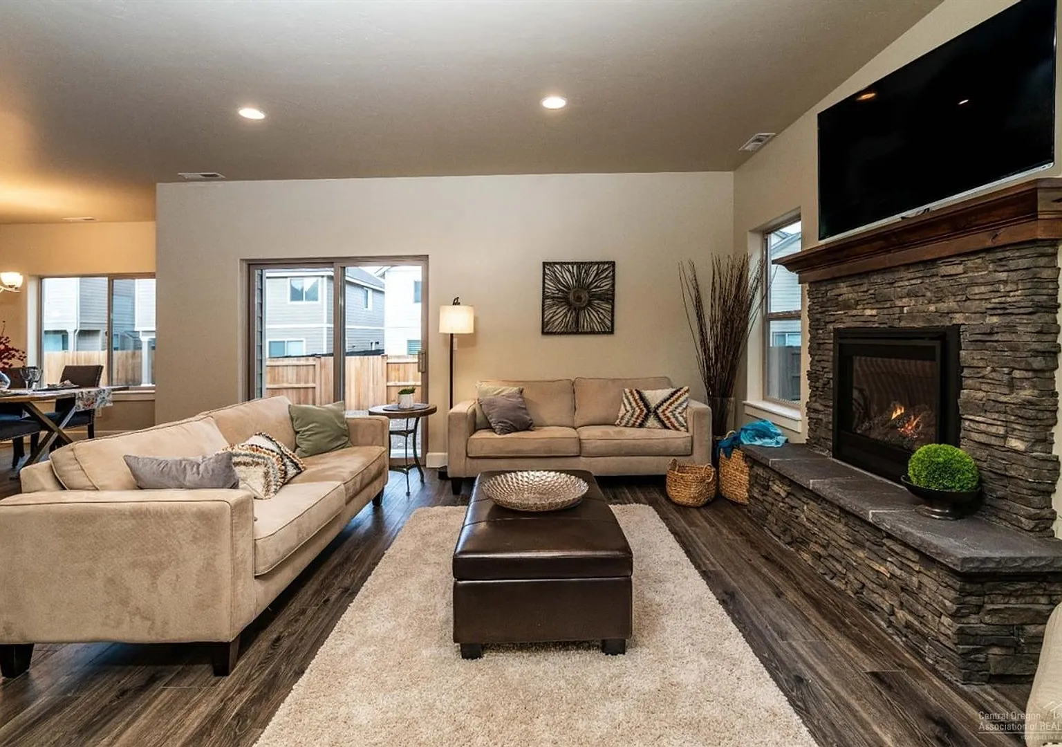 Newer SE Bend House w/A/C & Gas Heat, 3 Bdrms, 2.5 Baths, 2093 Sq Ft, Gas Fireplace, Access to Pool — Photo 3