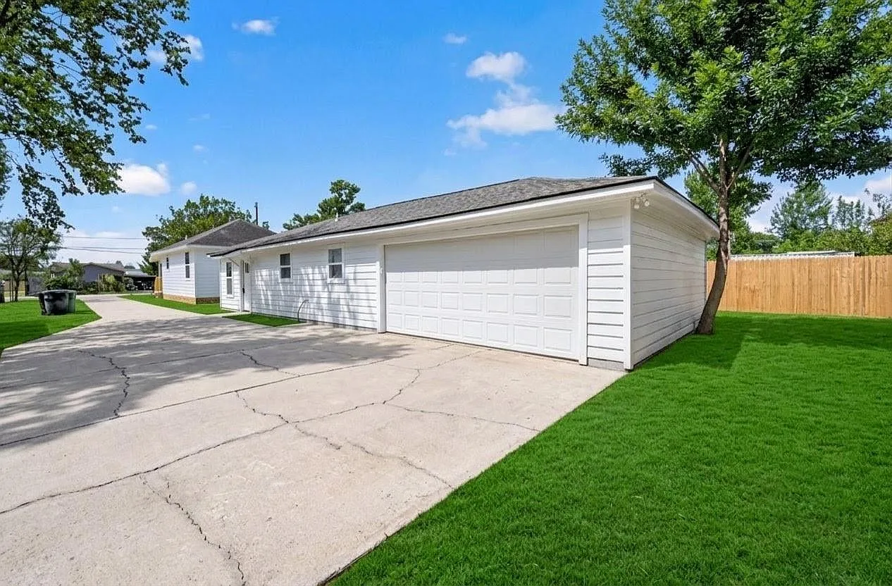 2 bed, 1.0 bath, 800 sqft, $1,680 — Photo 1