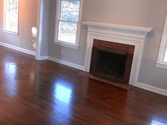 living room w/working fire place