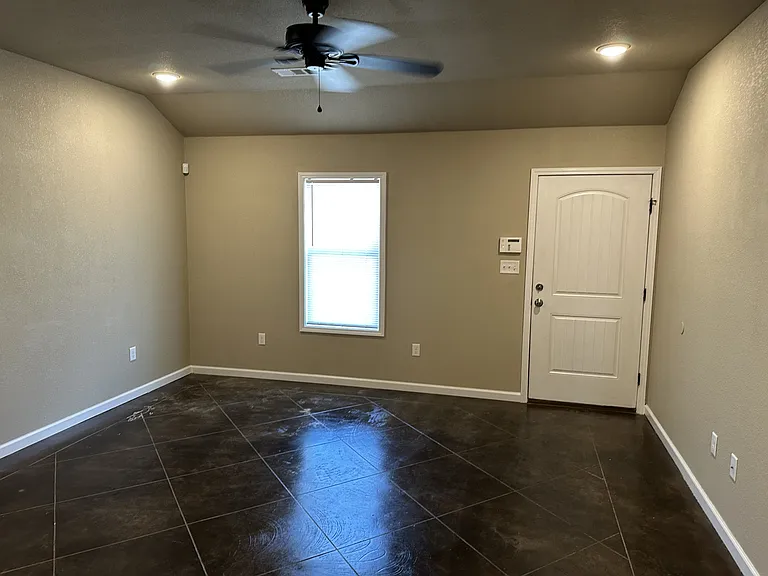 4707 Samantha Ave E — Photo 3