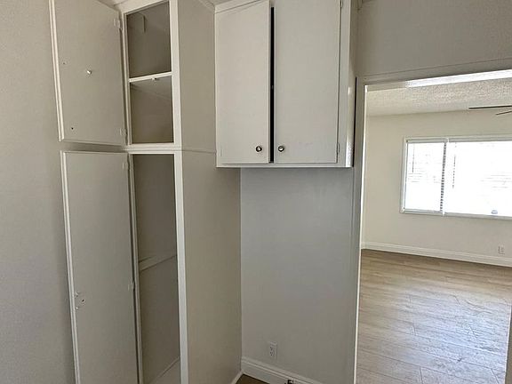 5th image of 632 W Hillsdale St #3