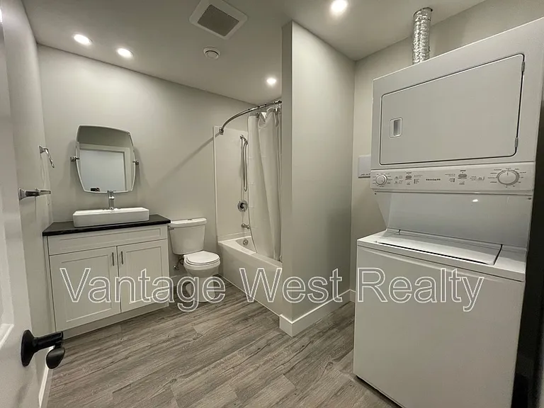 1414B Black Mountain Cres — Photo 15