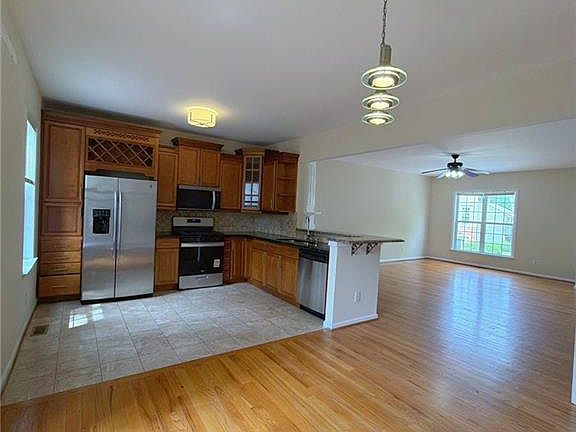 5th image of 4012 Howell Park Rd
