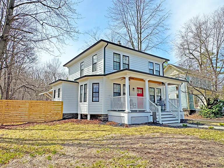 115 Tinker St — Photo 1