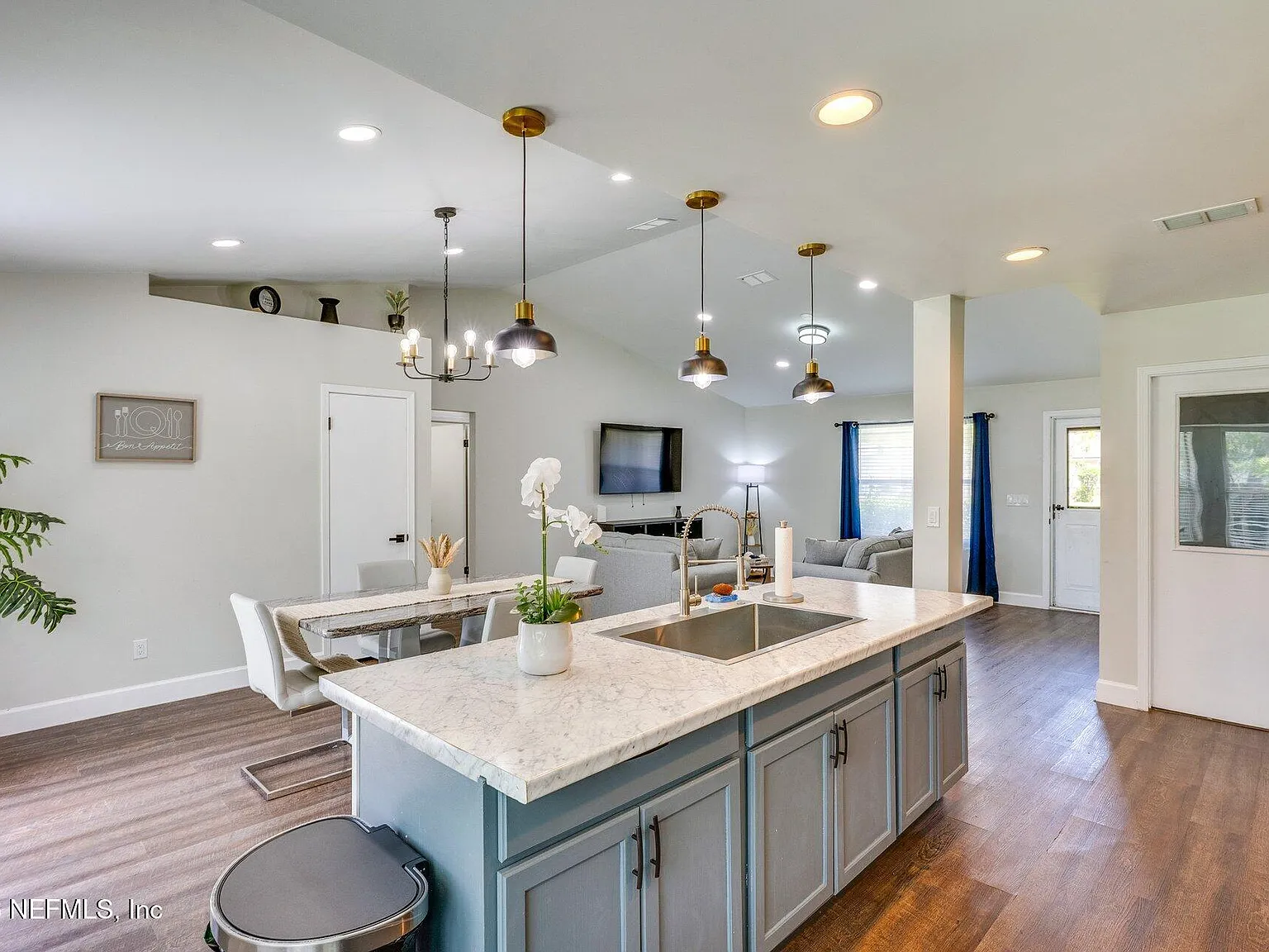 3 bed, 2.0 bath, 1264 sqft, $2,300 — Photo 4