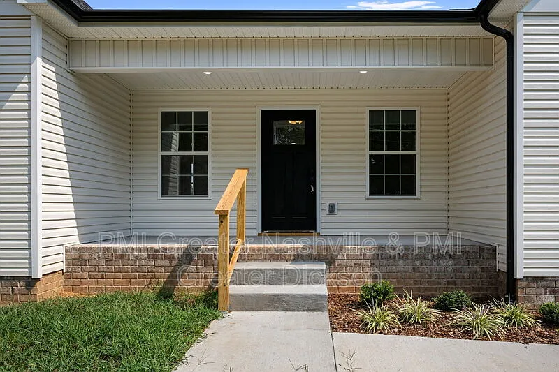 3 bed, 2.0 bath, 1372 sqft, $2,300 — Photo 2