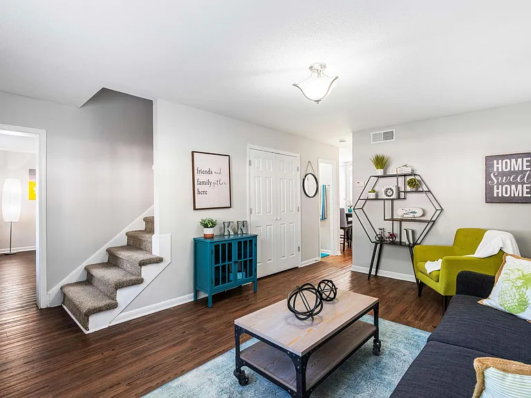 Knollwood Townhouse Apartments — Photo 4