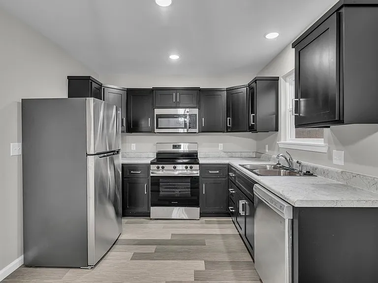 2814 Burke Ave — Photo 5