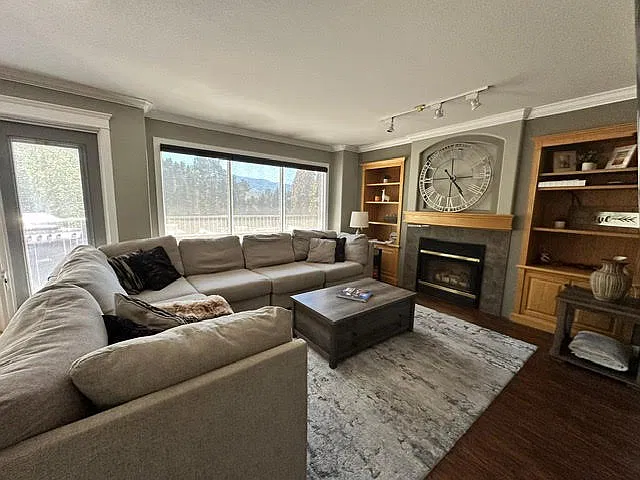 5 bed, 3.5 bath, 3100 sqft, $4,499 — Photo 3