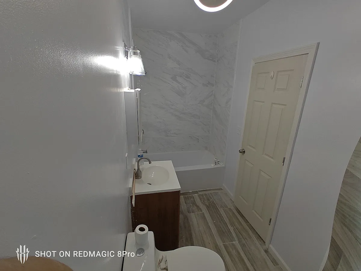 Master bathroom - 105 Easton Ave #1