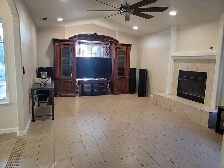 1033 Harbor Ct — Photo 4