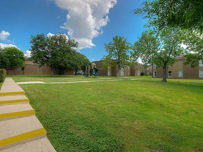 CrestWind Townhomes and Apartments — Photo 31
