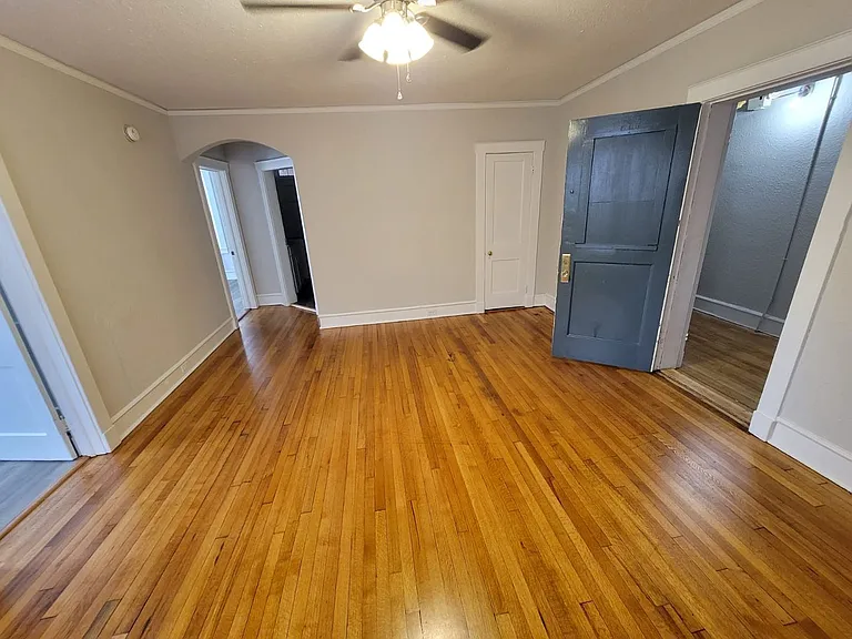 2400 Barton Ave — Photo 9