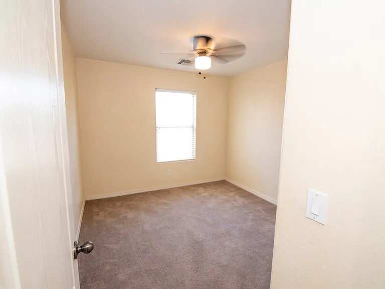 915 W Desert Hills Dr — Photo 3