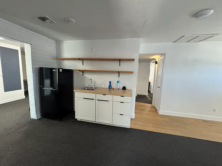 139 W Vaughn Ave — Photo 6