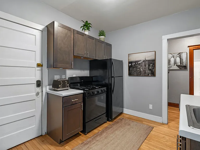 3007 N Maryland Ave — Photo 4