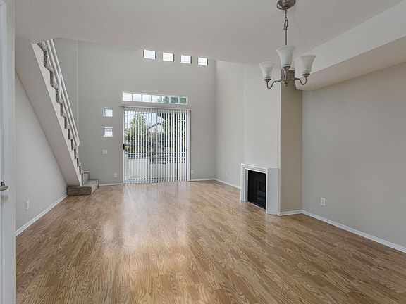 4th image of 11570 Moorpark St