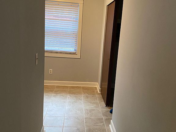4th image of 147 E Como Ave APT A