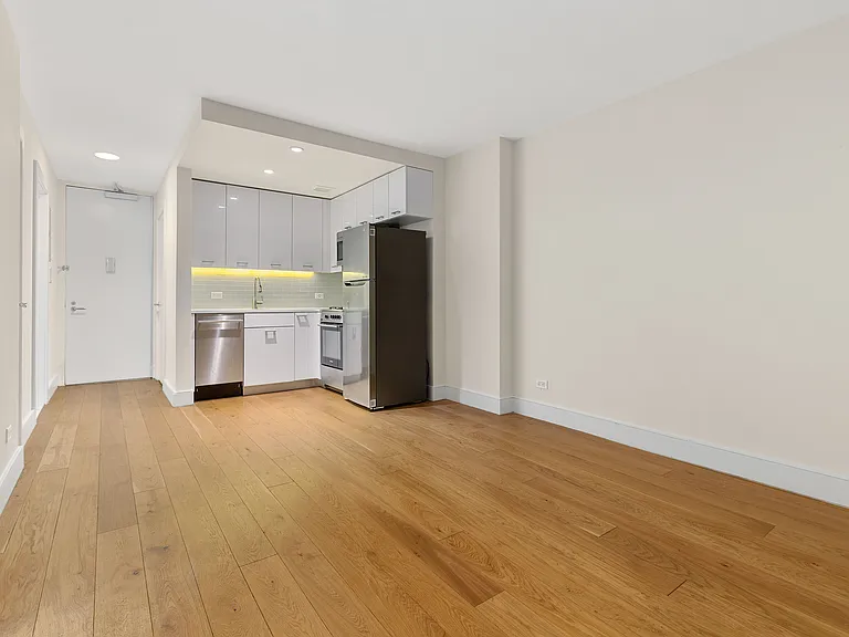 230 E 44th St #2D — Photo 3