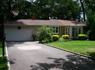 16 Robert Cir, Syosset, NY 11791