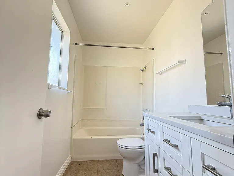 full bathroom #1