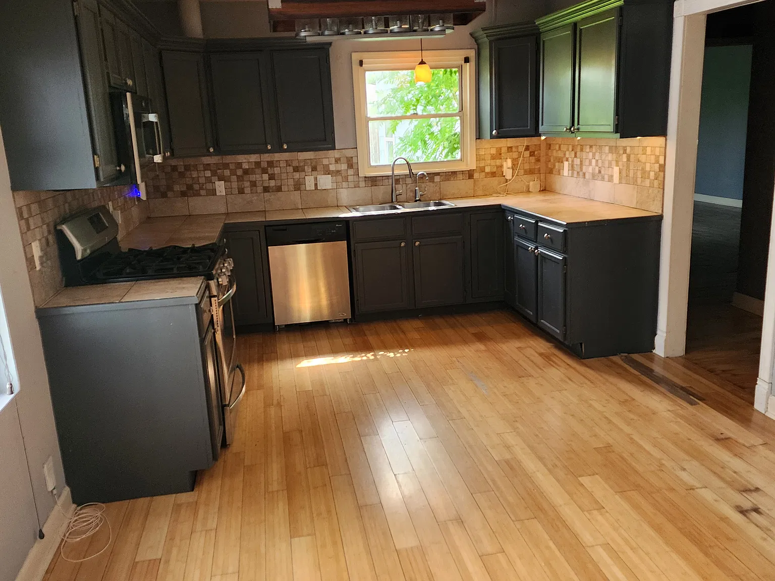 3 bed, 2082 sqft, $1,995 — Photo 4