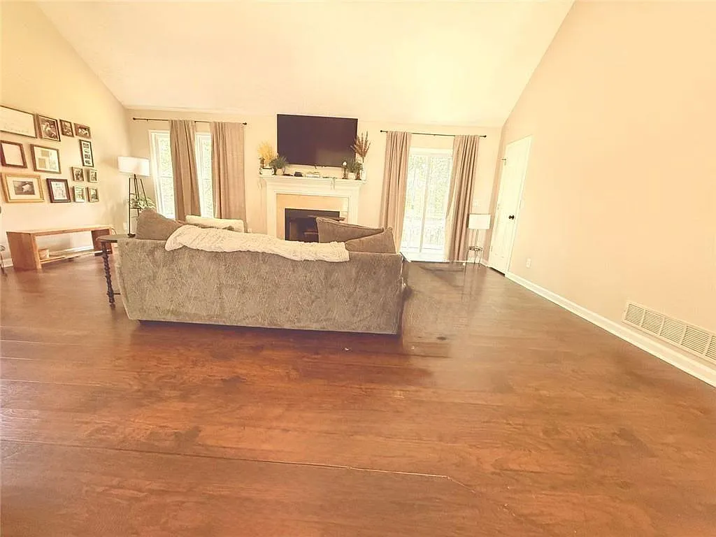 4 bed, 2.0 bath, 3106 sqft, $2,600 — Photo 3